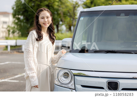 軽自動車と若い女性 軽自動車と若い女性 118058283