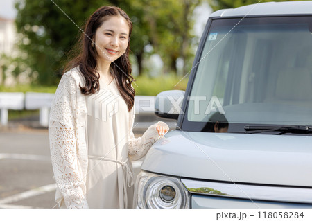 軽自動車と若い女性 軽自動車と若い女性 118058284