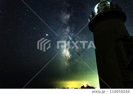 伊良湖岬の灯台と天の川 118058288