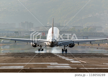 伊丹空港に着陸する飛行機 118058289