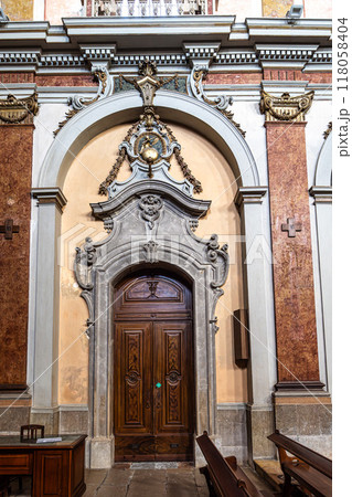 Setubal, Portugal - Feb 29, 2024: Interior of the San Sebastiao Catholic Church in Setubal, Portugal 118058404