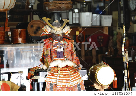 城下町の骨董屋さんに飾られている鎧兜 城下町の骨董屋さんに飾られている鎧兜 118058574