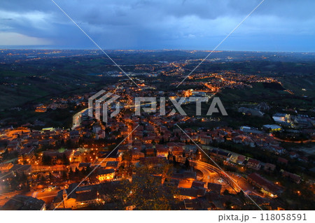 イタリアに囲まれたサンマリノ共和国　世界遺産ティターノ山展望台からのボルゴマッジョーレの街並みの夜景 118058591