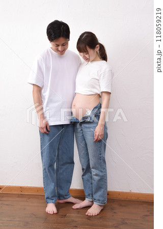 若い妊婦と夫 118059219