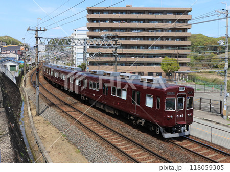 能勢電鉄 滝山駅付近を走る5100系電車 能勢電鉄 滝山駅付近を走る5100系電車 118059305