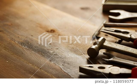 木の作業台の上に置かれた工具 木の作業台の上に置かれた工具 118059377