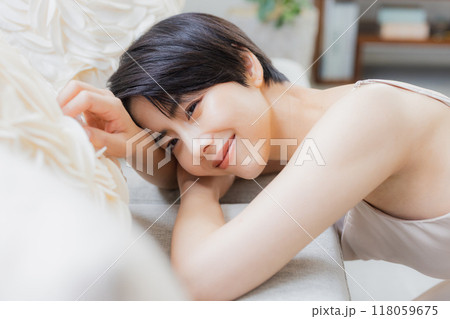 ショートヘアの女性のビューティイメージ   118059675