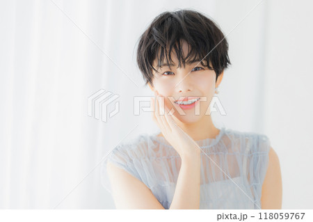 ショートヘアの女性のビューティイメージ ショートヘアの女性のビューティイメージ 118059767
