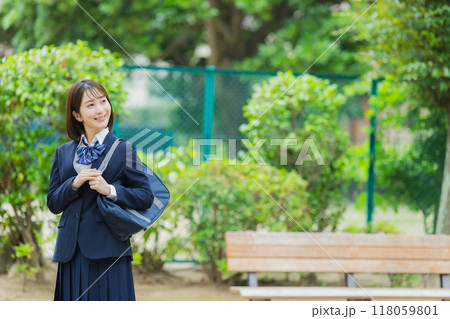 公園の女子高生 118059801