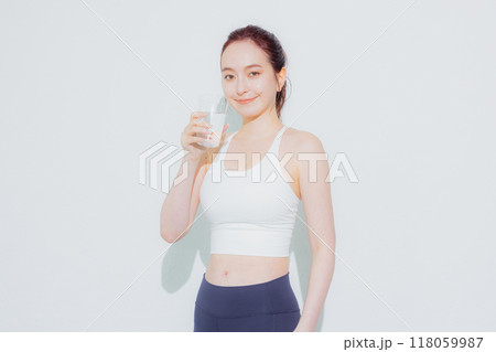 スポーツウェアの女性 118059987