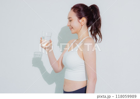 スポーツウェアの女性 118059989