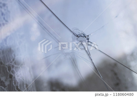 割れた窓ガラス 118060480