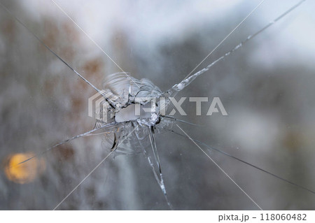 割れた窓ガラス 割れた窓ガラス 118060482