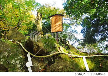 伊勢原市 大山登山道女坂の眼形石(大山の七不思議) 伊勢原市 大山登山道女坂の眼形石(大山の七不思議) 118060824