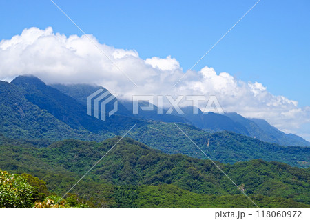 【台湾/台東県】海岸山脈にかかる雲(富源観景台からの眺望) 【台湾/台東県】海岸山脈にかかる雲(富源観景台からの眺望) 118060972