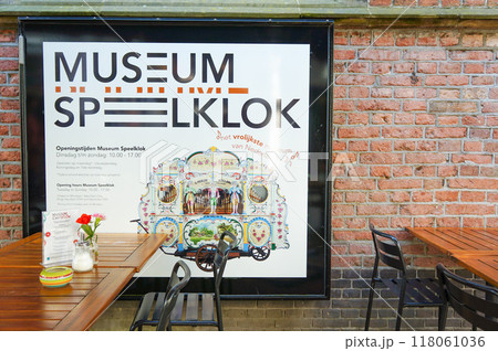 カフェのテラス席にはってある大きな広告 カフェのテラス席にはってある大きな広告 118061036