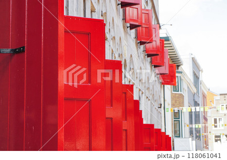 赤い窓の扉が並ぶ様子 赤い窓の扉が並ぶ様子 118061041