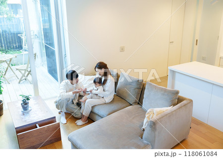 赤ちゃんと家族 118061084