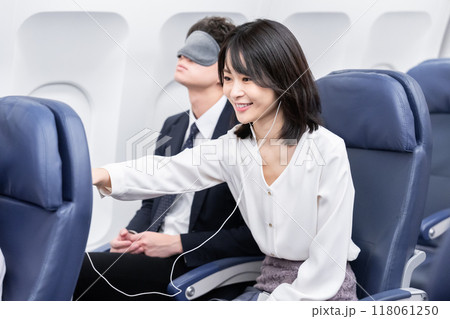 飛行機の機内 飛行機の機内 118061250