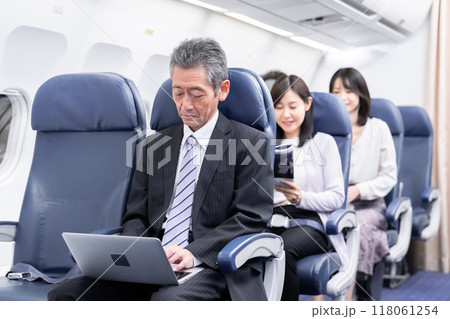 飛行機の機内 飛行機の機内 118061254