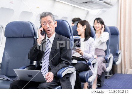 飛行機の機内 飛行機の機内 118061255