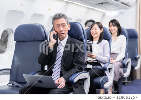 飛行機の機内 飛行機の機内 118061257