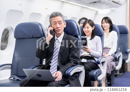 飛行機の機内 118061258