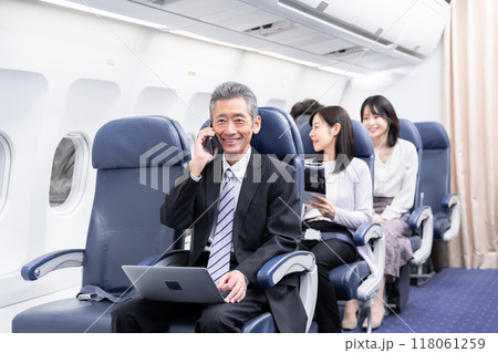 飛行機の機内 飛行機の機内 118061259