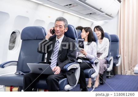 飛行機の機内 飛行機の機内 118061260