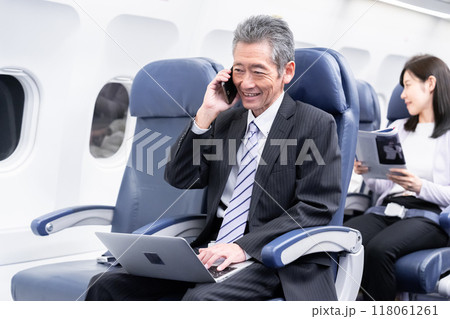 飛行機の機内 118061261