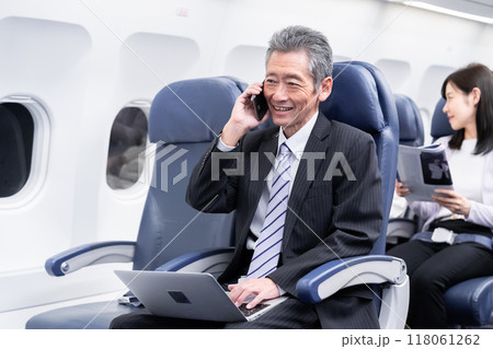 飛行機の機内 118061262