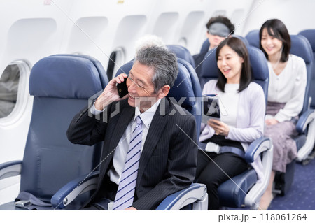 飛行機の機内 118061264
