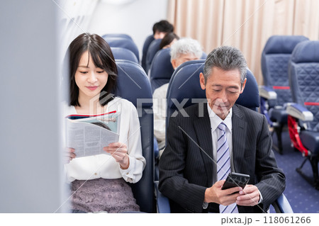 飛行機の機内 118061266