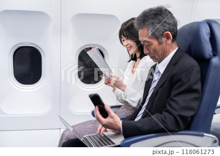 飛行機の機内 118061273