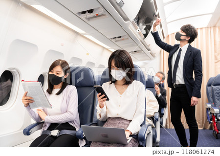 飛行機の機内 118061274