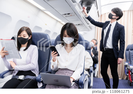 飛行機の機内 118061275