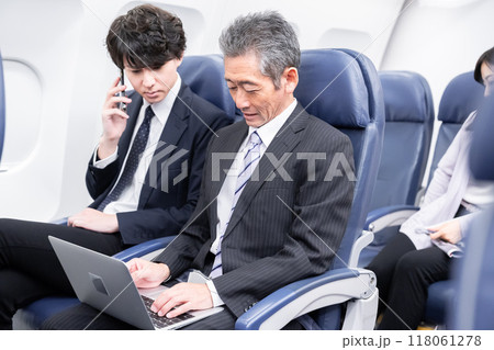 飛行機の機内 飛行機の機内 118061278