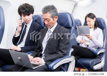 飛行機の機内 飛行機の機内 118061280