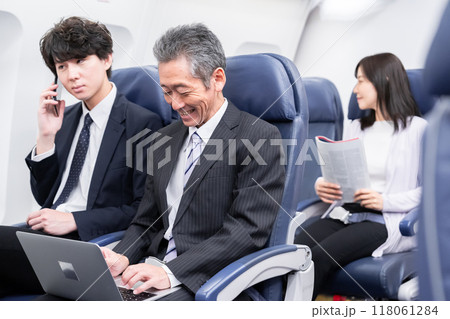 飛行機の機内 118061284