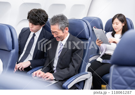 飛行機の機内 飛行機の機内 118061287
