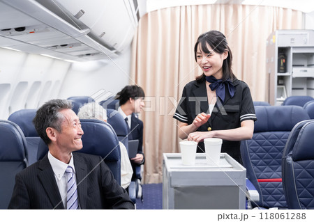 飛行機の機内 118061288