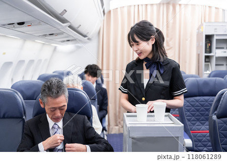 飛行機の機内 飛行機の機内 118061289