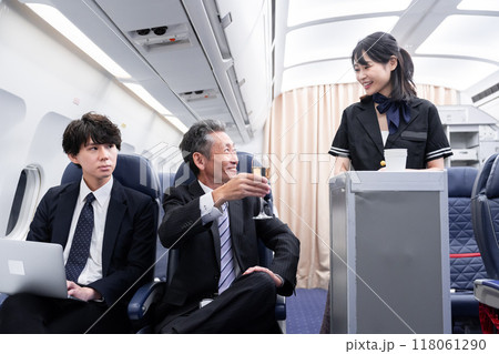 飛行機の機内 飛行機の機内 118061290
