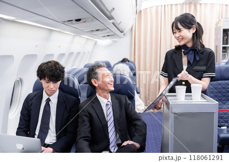 飛行機の機内 118061291