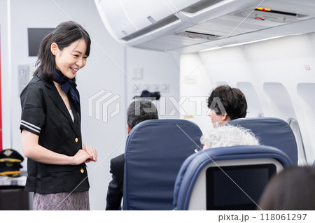 飛行機の機内 118061297