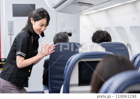 飛行機の機内 118061298