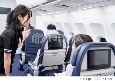 飛行機の機内 飛行機の機内 118061299