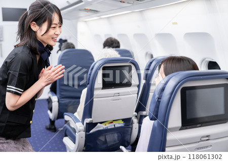 飛行機の機内 118061302