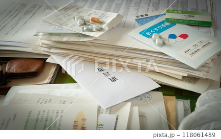 書類に紛れ込んでいた遺言書　遺品整理　汚部屋　後から見つかった遺言書 118061489