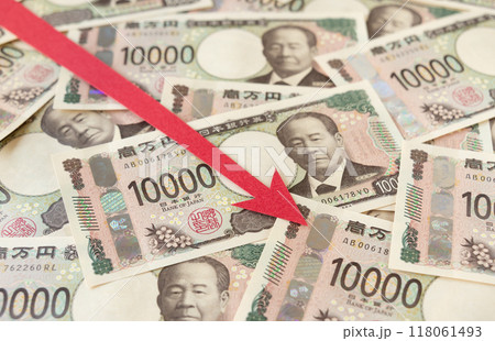 一万円札と下降矢印　減少　紙幣　下向き 118061493
